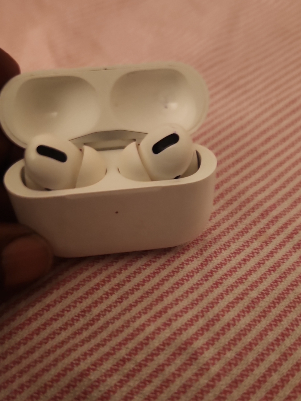 Apple White Wireless Earbuds with Charging Case